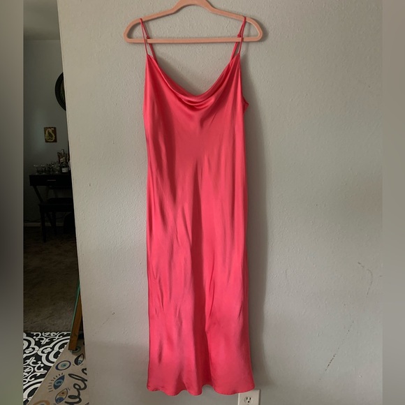 Zara hot pink satin midi slip dress with cowl neck and spaghetti straps - Picture 4 of 13